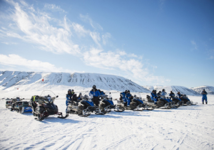 Snoscootersafari-Snowmobile-safaris-Svalbard-HGR-54154-_Foto_Agurtxane_Concellon_1_