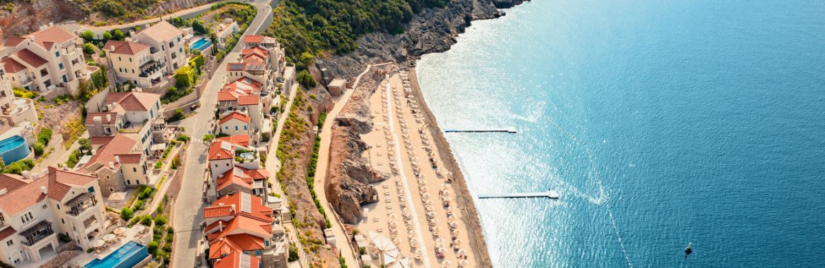 /docs/user/zentrale/_img/20250313000011_b8210eb8b413c506256d92b0baf4e237/The_Chedi_Lu_C5_A1tica_Bay_Montenegro_The_Chedi_Beach_2.jpg