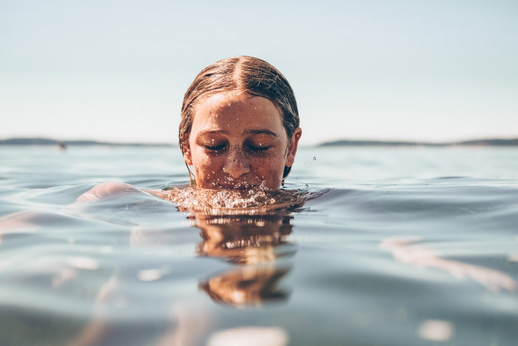 Schwimmende Frau