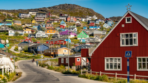 original TED-GATLIN-20220728-QAQORTOQ-TOWNREDBUILDING-4603-TEDGATLIN-18514899-Photo Ted Gatlin